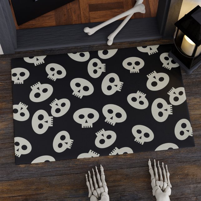 かわいい白黒ハロウィーンのスカルズマット ドアマット (Cute skulls welcome your visitors on this Halloween doormat)