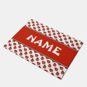 かわいい白&赤ラディバグパターン名前をカスタムする ドアマット (アングル)