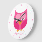 かわいい眠いピンクパーソナライズされたフクロウとナンバーズ ラージ壁時計 (傾斜)