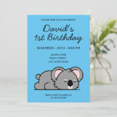 かわいい眠おもしろいるコアラ第1誕生日 招待状 (スタンド正面)