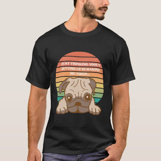 かわいい眠そうなパグの子犬パグママ Tシャツ (正面)