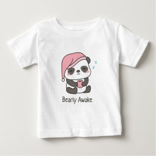 かわいい眠そうなパンダがやっと目を覚ましたパロディベビーTシャツ ベビーTシャツ