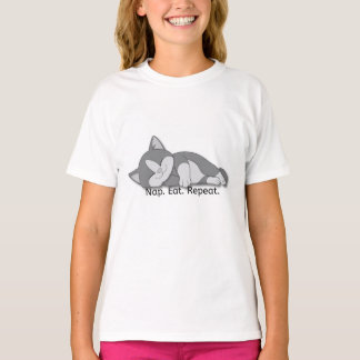 かわいい眠っている猫のグラフィックがプリントされた「Nap Eat Repeat」Tシャツ Tシャツ
