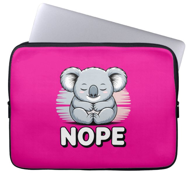 かわいい眠るコアラ「Nope」面白い漫画 ラップトップスリーブ (正面)