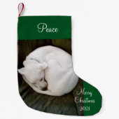 かわいい眠れる白犬が平和に丸まった スモールクリスマスストッキング (正面)