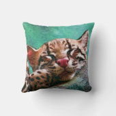 かわいい睡眠のベビーのオセロットの子ネコ クッション (裏面)