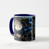 かわいい砂時計がビーチでシーフードを食べる マグカップ (正面左)