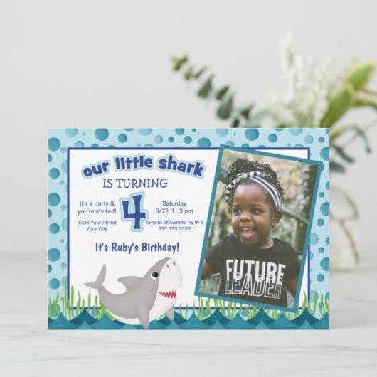 かわいい私たちの小さなサメ海写真4th誕生日 招待状 (スタンド正面)