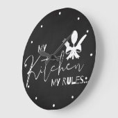 かわいい私のキッチン私のルール白黒タイポグラフィ ラージ壁時計 (傾斜)