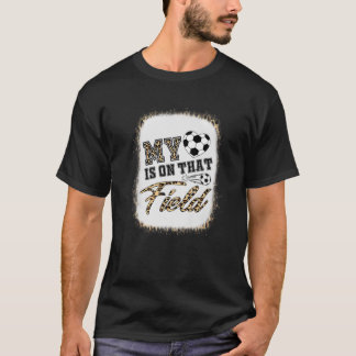 かわいい私のハートは、そのフィールドにサッカーのママ母 Tシャツ