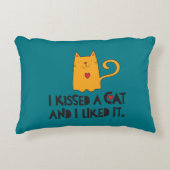 かわいい私は猫と犬にキスして好きだった アクセントクッション (正面)