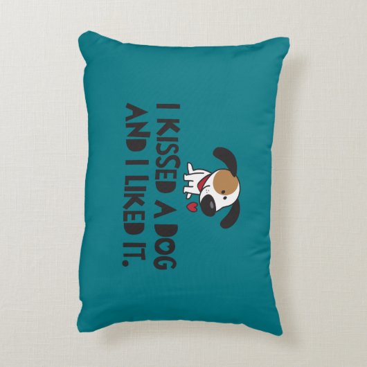 かわいい私は猫と犬にキスして好きだった アクセントクッション (裏面(縦))