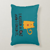 かわいい私は猫と犬にキスして好きだった アクセントクッション (正面(垂直))