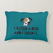 かわいい私は猫と犬にキスして好きだった アクセントクッション (裏面)