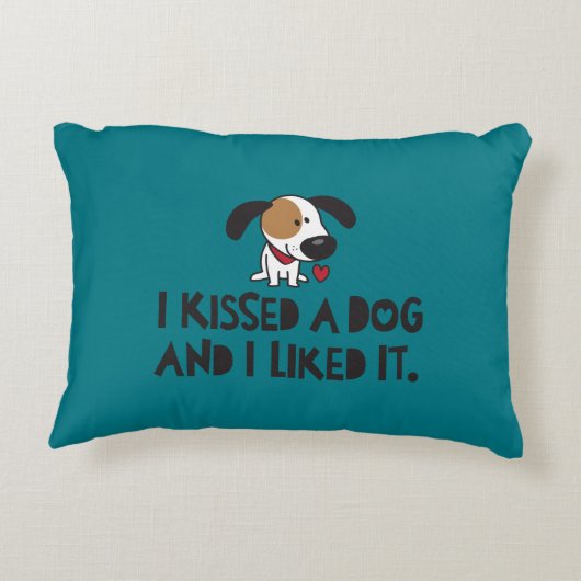 かわいい私は猫と犬にキスして好きだった アクセントクッション (裏面)
