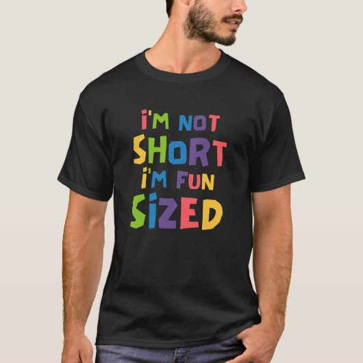 かわいい私は短くはない私はおもしろいサイズのおもしろい諺 Tシャツ (正面)