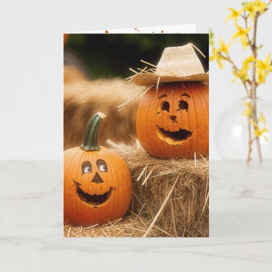 かわいい秋のオレンジ色のとうもろこしが山に積まれた干し草の上に置かれている カード (黄色い花)