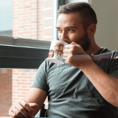 かわいい秋のハリネズミと収穫のはしごのイラスト マグカップ