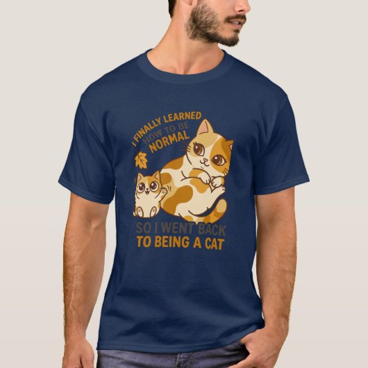 かわいい秋の三毛猫と子猫が葉っぱで遊ぶ Tシャツ (正面)