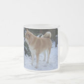 かわいい秋田キスをする雪だるま秋田写真 フロストグラスマグカップ (正面右)