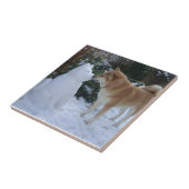 かわいい秋田キスをする雪だるま秋田犬 タイル (側面)