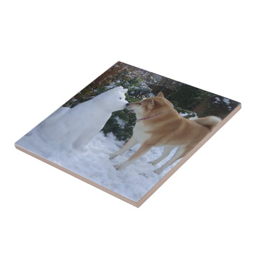 かわいい秋田キスをする雪だるま秋田犬 タイル (側面)