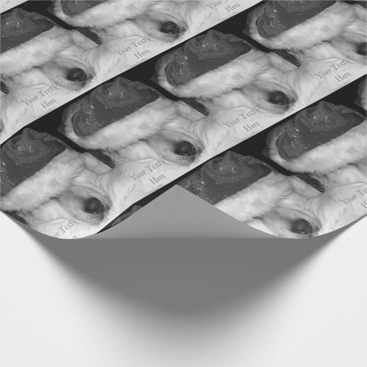 かわいい秋田犬のサンタの帽子の円錐形の眠ったクリスマス ラッピングペーパー (角)