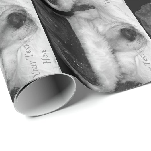 かわいい秋田犬のサンタの帽子の円錐形の眠ったクリスマス ラッピングペーパー (ロールコーナー)