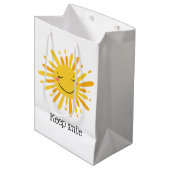 かわいい笑顔のサンカートゥーンアート ミディアムペーパーバッグ (正面アングル)