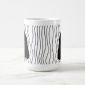 かわいい笑顔の女ストライプののマグカップ。外観の選択 コーヒーマグカップ (中央)