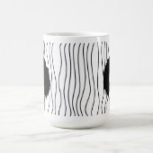 かわいい笑顔の女ストライプののマグカップ。見た目を選べ コーヒーマグカップ (中央)
