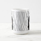 かわいい笑顔の女ストライプののマグカップ。見た目を選べ コーヒーマグカップ (中央)