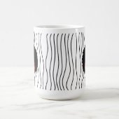 かわいい笑顔の女ストライプののマグカップ。見た目を選べ コーヒーマグカップ (中央)