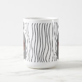 かわいい笑顔の女ストライプののマグカップ。見た目を選べ コーヒーマグカップ (中央)