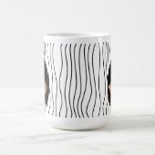 かわいい笑顔の女ストライプののマグカップ。見た目を選べ コーヒーマグカップ (中央)