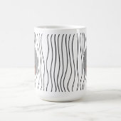 かわいい笑顔の女ストライプののマグカップ。見た目を選べ コーヒーマグカップ (中央)