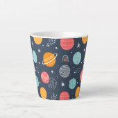 かわいい笑顔の惑星パターン カフェラテマグ (正面)
