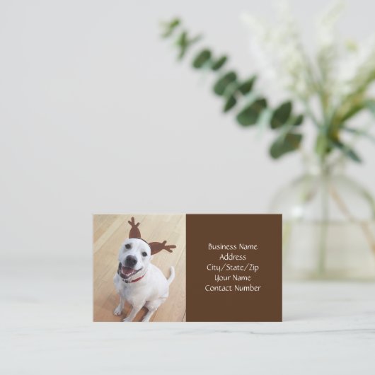 かわいい笑顔の白いトナカイの犬の茶色のクリスマス 名刺 (スタンド正面)