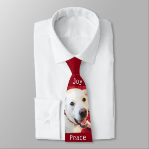 かわいい笑顔の白い子犬の喜びクリスマスレッド ネクタイ