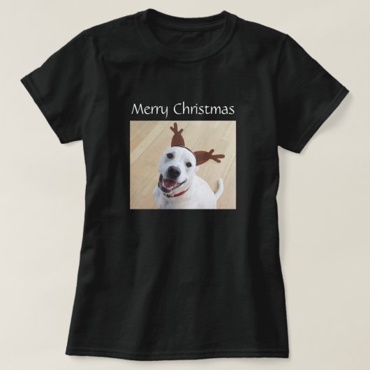 かわいい笑顔の白トナカイ子犬のクリスマス Tシャツ (デザイン正面)