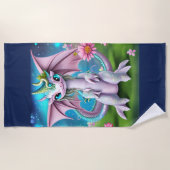 かわいい笑顔ベビードラゴンと花 ビーチタオル (正面)