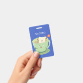 かわいい紅茶の茶葉パックとカップの漫画ユーモアキャラクター バッジ (手持ち)