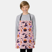 かわいい紫とピンクのハロウィンパターン エプロン (着用した状態)