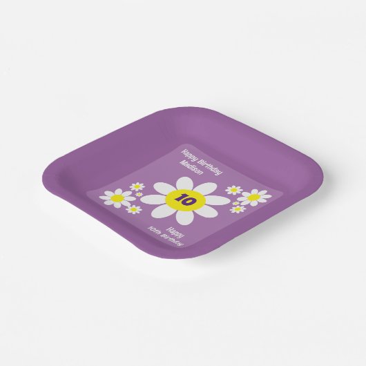 かわいい紫と白のデイジーフローライニシャル ペーパープレート (傾斜あり)