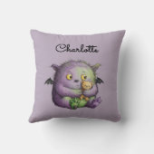 かわいい紫と緑のふわふわモンスターの友達 クッション (裏面)