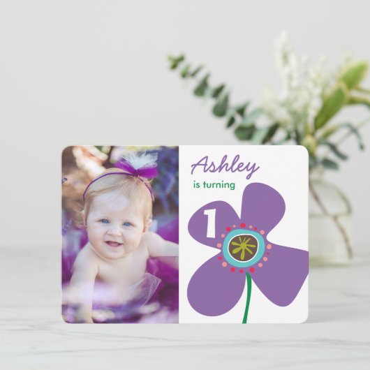かわいい紫のデイジーポップ・アートのシックなフォトガール1st誕生日 招待状 (スタンド正面)