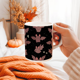 かわいい紫のハロウィンのコウモリが夜空に コーヒーマグカップ