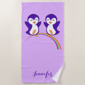 かわいい紫のペンギンを虹に ビーチタオル (正面)