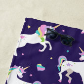 かわいい紫のレインボーハートとスターズユニコーン ビーチタオル (インサイチュ)
