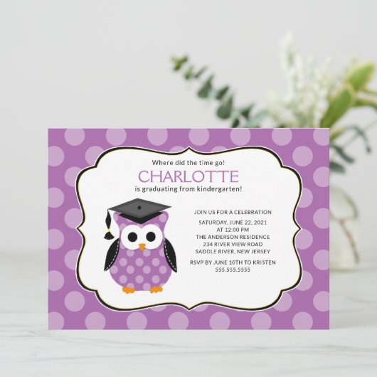 かわいい紫の水玉模様、フクロウ·ガール卒業 招待状 (スタンド正面)